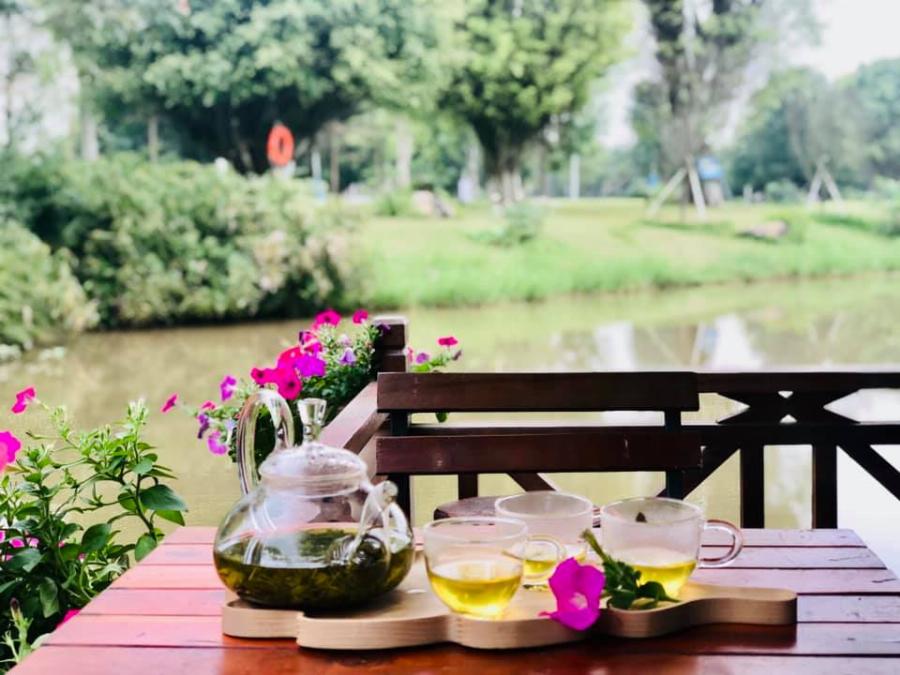 Không gian sân vườn rộng rãi tại Eagle Coffee Garden Ecopark với bàn ghế ngoài trời, cây xanh, phù hợp cho gia đình