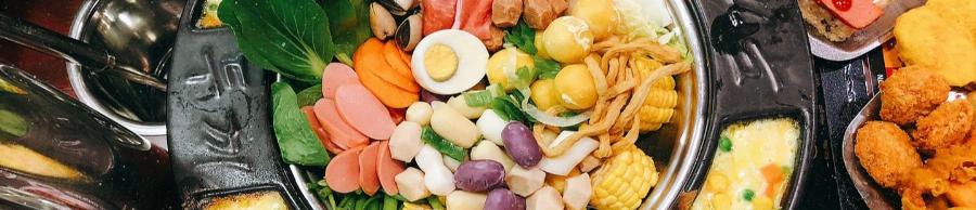 Quầy đồ ăn kèm chế biến sẵn tại Spicy Box với các món như gà rán, kimbap, miến trộn, chả cá Hàn Quốc