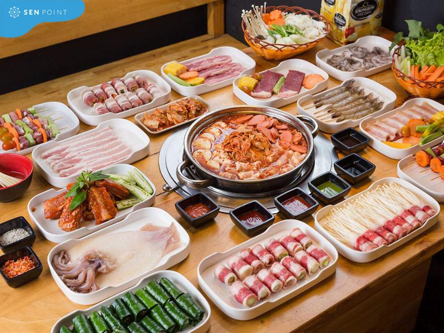 Quầy line buffet Dookki Sense City Cà Mau đầy ắp các loại topokki, rau củ, viên thả lẩu