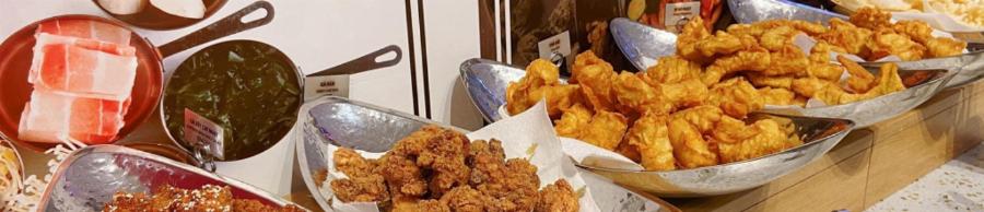 Quầy line buffet đa dạng với các loại topping tokbokki, rau củ, thịt tại nhà hàng Spicy Box Vincom Quảng Ngãi