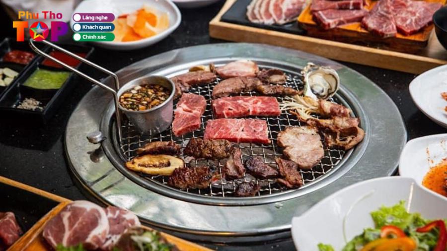 Quầy line tự chọn đa dạng các món panchan, salad, đồ chiên hấp dẫn tại nhà hàng GuiGui Vincom Thanh Hóa.