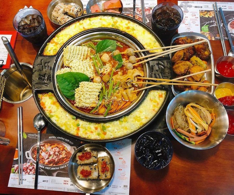 Quầy line buffet tokbokki tự chọn đa dạng nguyên liệu tươi ngon tại Dookki Sense City Cần Thơ