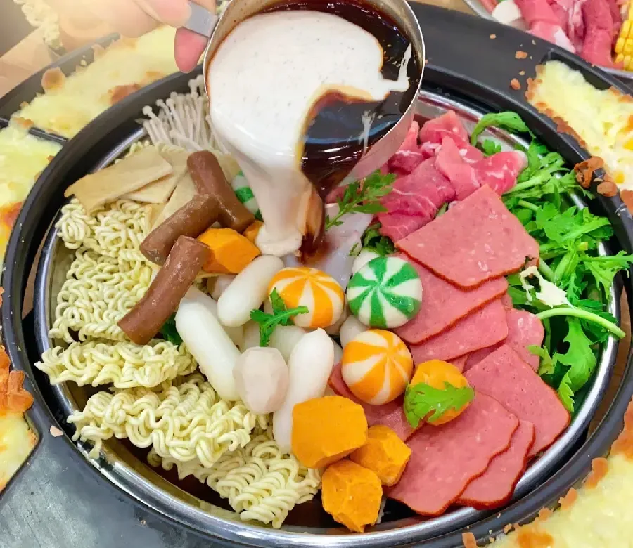 Quầy sốt pha nước lẩu tại Spicy Box Vạn Hạnh Mall với nhiều hũ sốt khác nhau như sốt cay, sốt kem, sốt tương đen