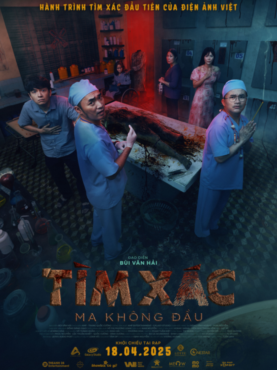 Hình ảnh sảnh chờ rộng rãi và sang trọng của rạp chiếu phim CGV Vạn Hạnh Mall với logo CGV nổi bật và các poster phim mới nhất.