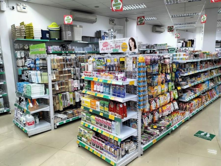 Các kệ hàng trưng bày đa dạng sản phẩm gia dụng tiện ích tại Miniso Vincom Royal City như hộp đựng, dụng cụ bếp