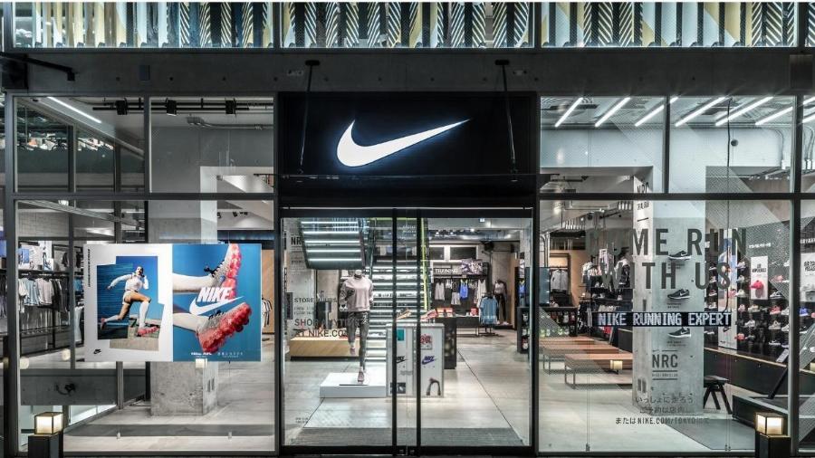 Khu vực trưng bày các mẫu giày Nike mới nhất, đa dạng chủng loại tại cửa hàng Nike Sense City Cần Thơ