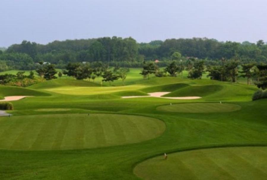 Khu vực sân tập driving range hiện đại tại Ecopark Golf Course với nhiều làn tập và tầm nhìn thoáng đãng vào buổi chiều