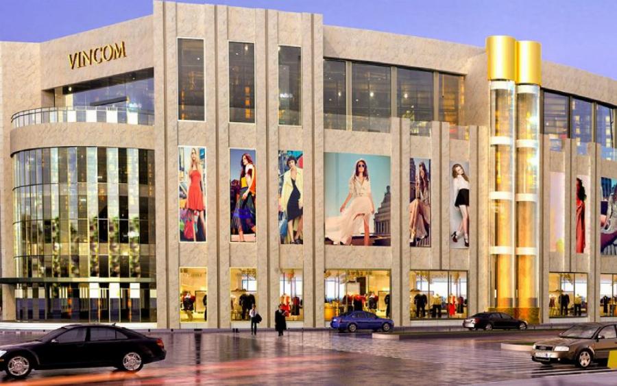 Khu vực bên trong siêu thị Co.opmart tại Sense City Cần Thơ với các kệ hàng đầy ắp và người mua sắm