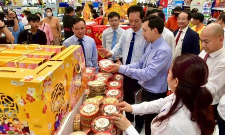 Không gian mua sắm rộng rãi và nhiều hàng hóa tại siêu thị Co.opmart bên trong Sense City Cái Bè