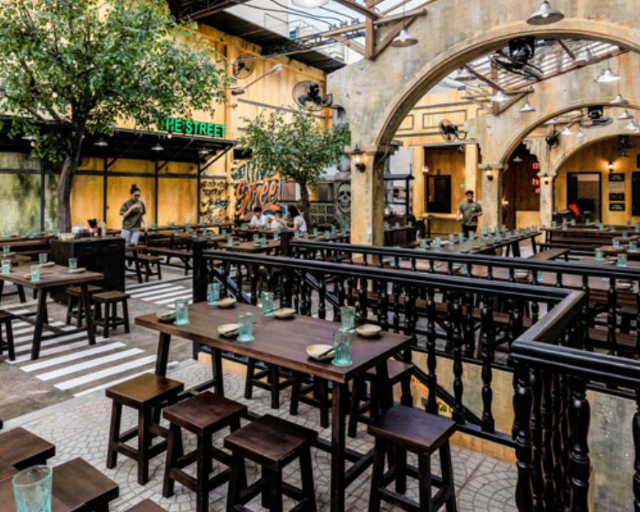 Sân khấu biểu diễn nghệ thuật tại Reski Parc Mall, nơi diễn ra các sự kiện văn hóa độc đáo.