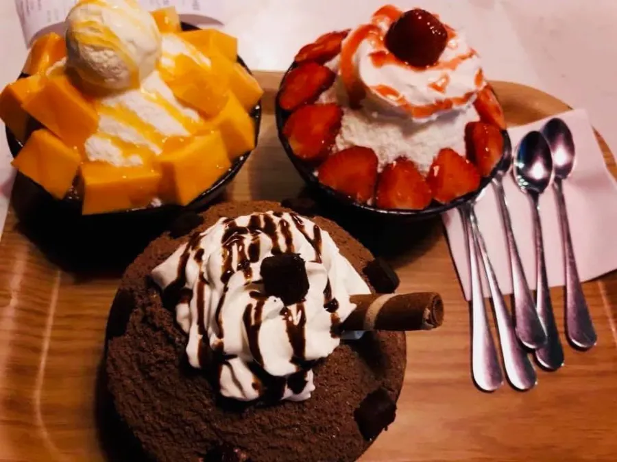 Sul Sul Bingsu với bingsu trà xanh và xoài được trang trí đẹp mắt