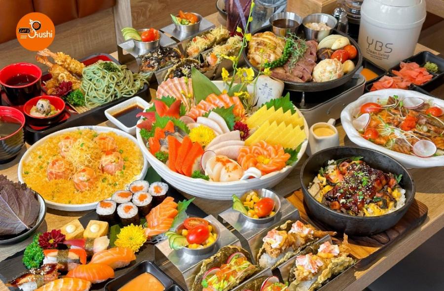 Không gian bên trong nhà hàng Sushi Kei tại Vạn Hạnh Mall với thiết kế gỗ ấm cúng, sang trọng và khu vực quầy bar sushi. 