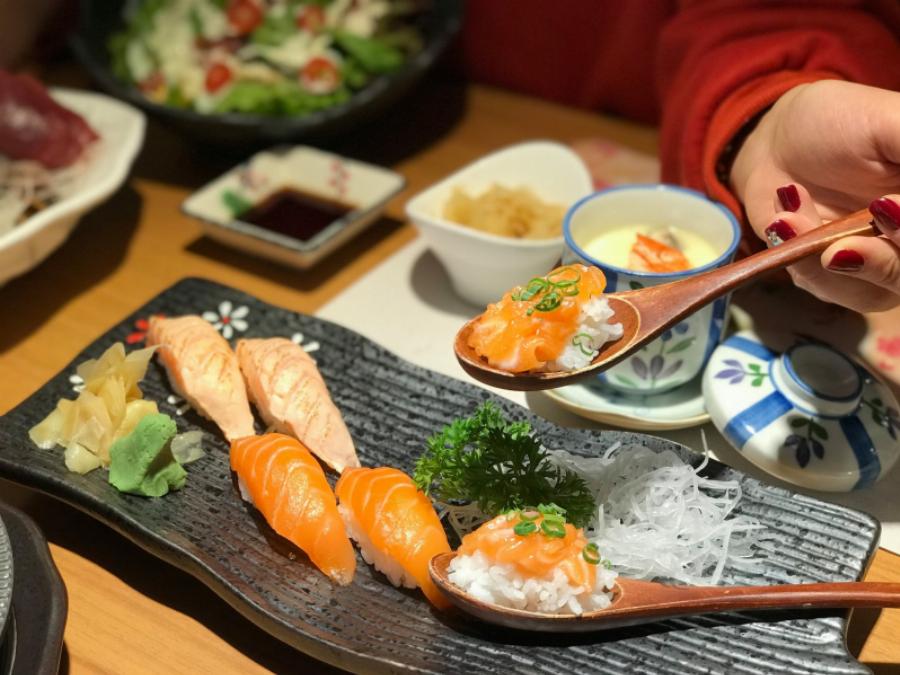 Đĩa sushi và sashimi đầy đặn, tươi ngon hấp dẫn tại iSushi Vincom Xuân Khánh với cá hồi, cá trích ép trứng