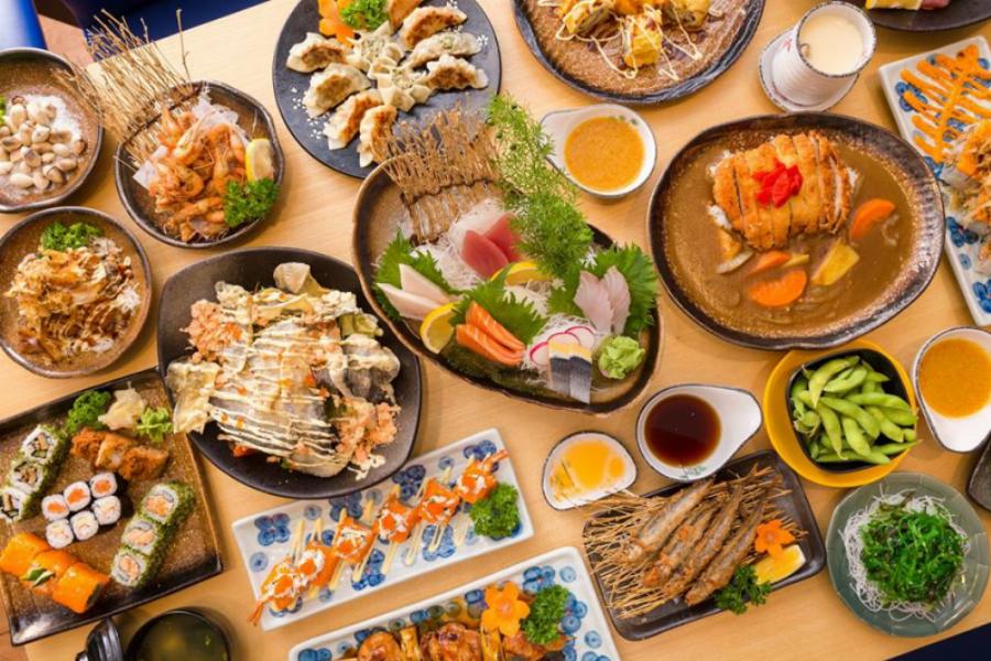 Đĩa sushi tổng hợp hấp dẫn tại Sushi Tei Vạn Hạnh Mall với nhiều loại nigiri và maki đầy màu sắc, tươi ngon. 