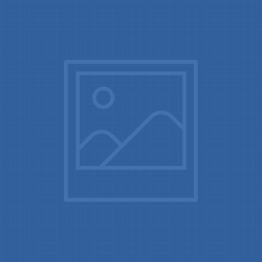 Hình ảnh chi tiết thiết kế nội thất cửa hàng Levi's Sense City Cần Thơ với tường gạch, kệ gỗ và kim loại trưng bày quần jeans gấp gọn.