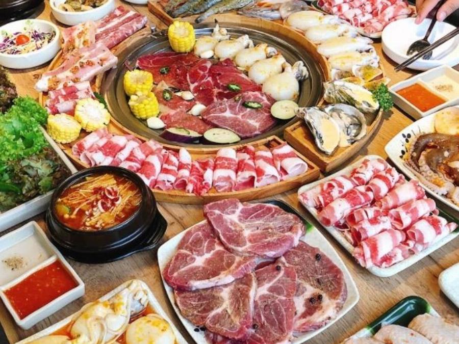 Đĩa thịt ba chỉ bò Mỹ tươi ngon được xếp đẹp mắt tại Hotpot Story Vạn Hạnh Mall