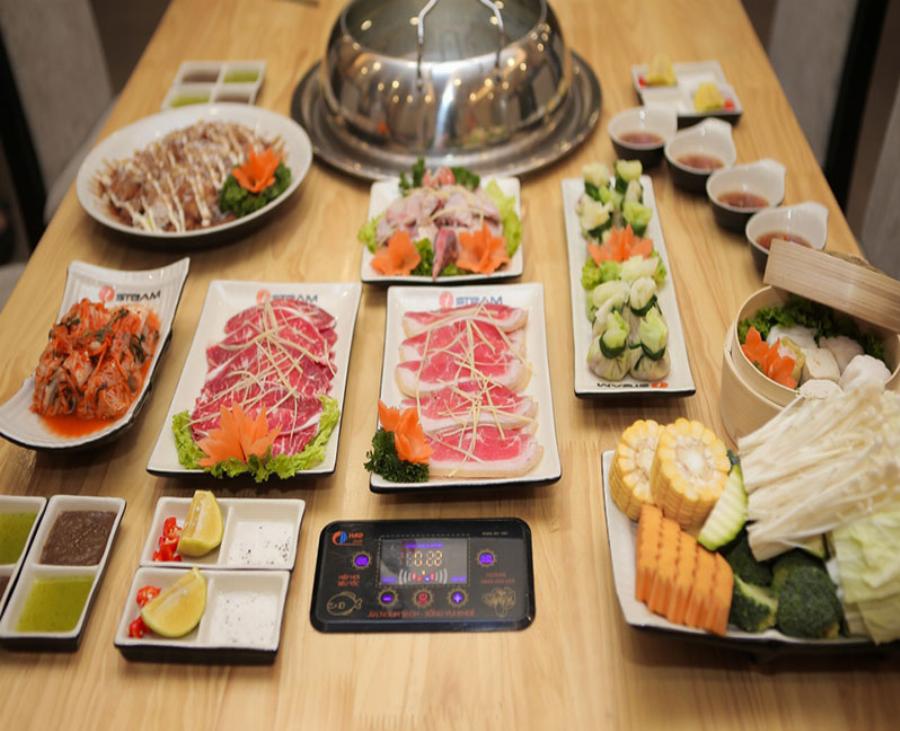 Thực đơn đa dạng các món bò né, gà, cá hồi trên đĩa gang tại Hotto Vincom Thủ Đức