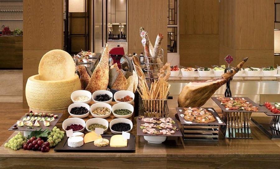 Thưởng thức Max Bingsu vui vẻ cùng bạn bè, tạo không khí ấm cúng và chia sẻ khoảnh khắc đáng nhớ.