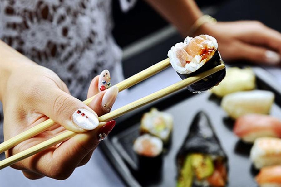 Hướng dẫn cách thưởng thức sushi đúng cách để cảm nhận trọn vẹn hương vị.