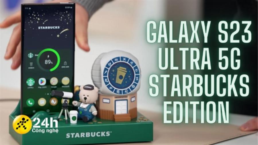 Hình ảnh một góc làm việc tại Starbucks với laptop cắm sạc và ly cà phê