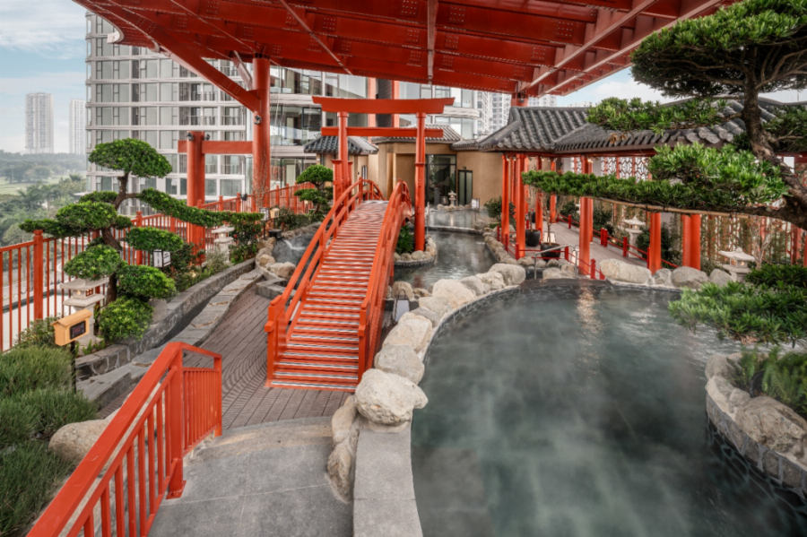 Hình ảnh minh họa các tiêu chí chọn spa massage uy tín tại Ecopark: kỹ thuật viên chuyên nghiệp, không gian sạch sẽ, đánh giá tốt.