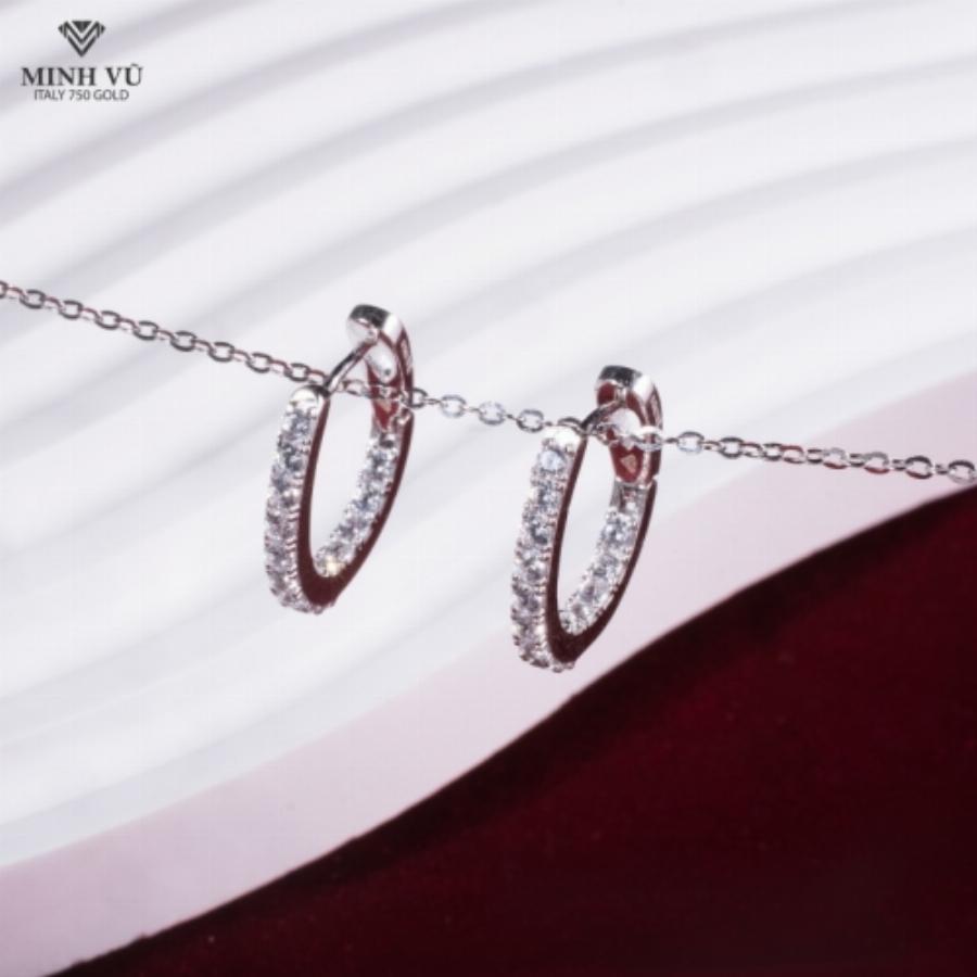 Bộ sưu tập trang sức bạc PNJSilver thời trang trưng bày tại cửa hàng PNJ Sense City Bến Tre, gồm nhẫn, dây chuyền, lắc tay