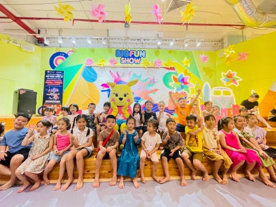 Hình ảnh các bé mặc trang phục thoải mái đang vui chơi năng động tại khu vận động Big Fun Vạn Hạnh Mall