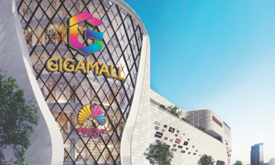 Quang cảnh bên trong trung tâm thương mại Sense City Cà Mau sôi động