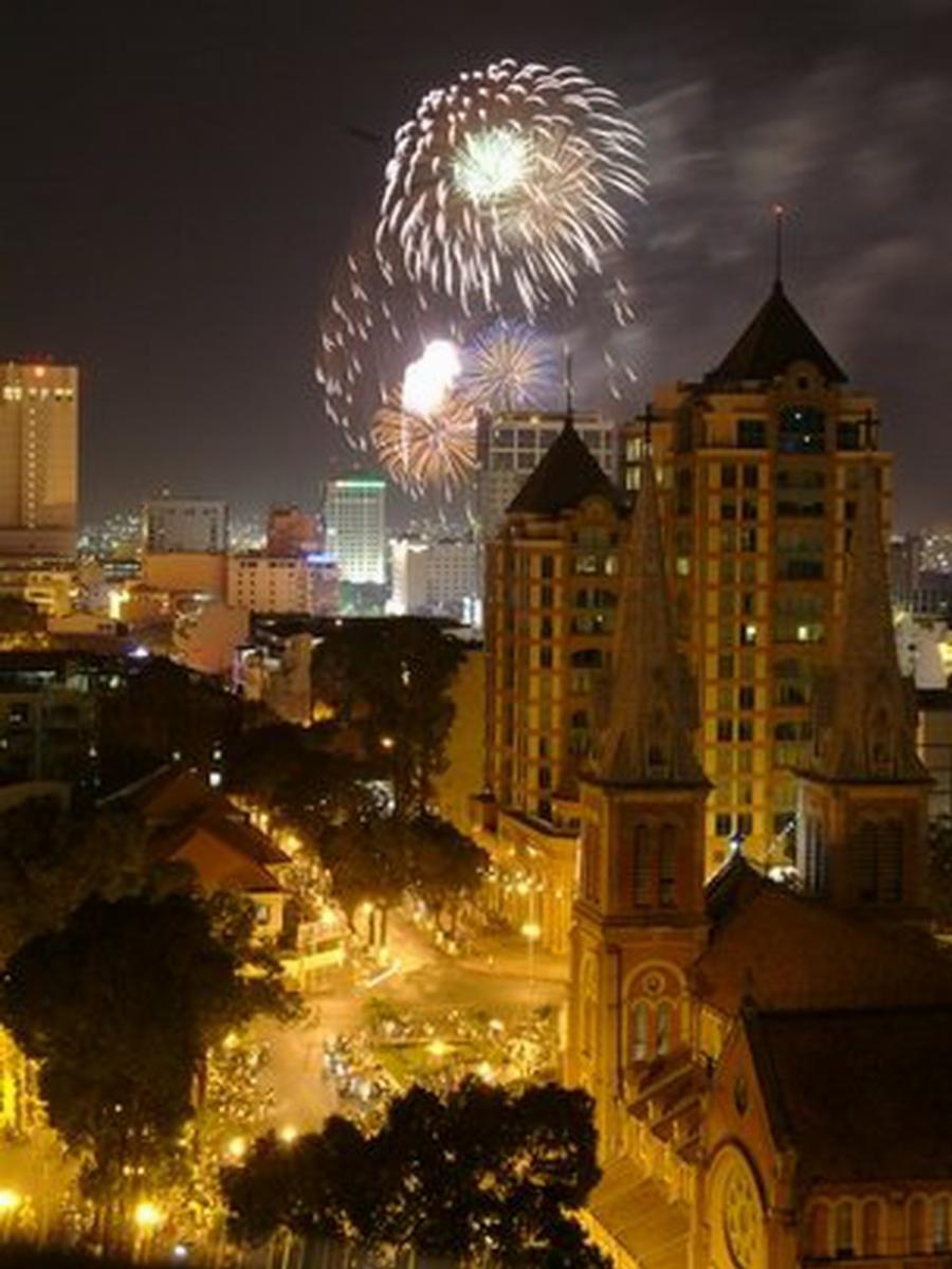 Hình ảnh tầm nhìn toàn cảnh thành phố Huế về đêm lung linh huyền ảo từ trên cao tại sky bar Vincom Huế, thấy rõ sông Hương và cầu Trường Tiền.