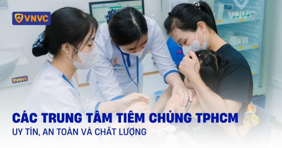 Điều dưỡng VNVC Gigamall tiêm vắc xin cho bé với thao tác chuyên nghiệp