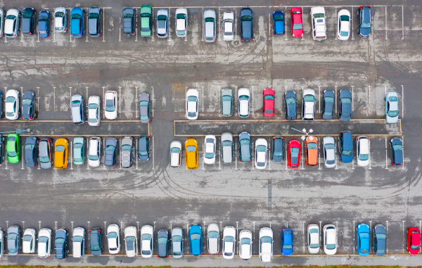 Hình ảnh nhân viên an ninh đang tuần tra trong bãi giữ xe Lotte Mart Quận 7 vào ban đêm, có camera giám sát