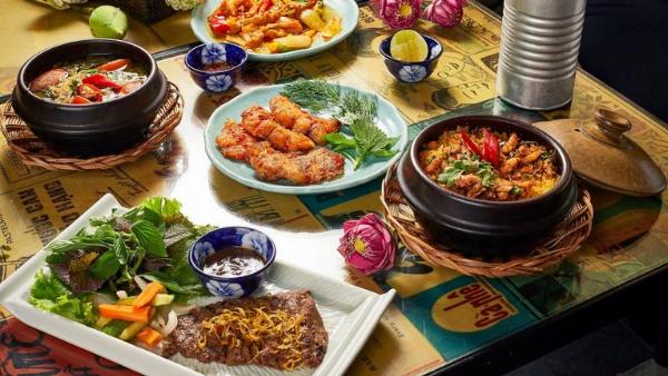 Không gian bên trong một nhà hàng sang trọng tại Crescent Mall Phase 2 với thiết kế ấm cúng và tầm nhìn đẹp