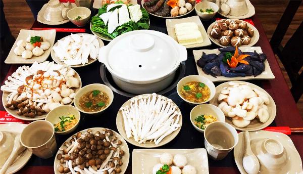 Một phần gà rán giòn rụm đặc trưng của Lotteria được bày trí hấp dẫn tại Lotte Mart Quận 7.