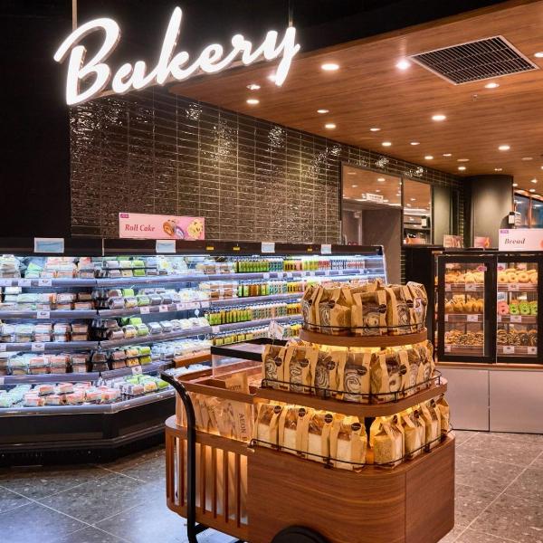 Không gian bên trong Cobi Bread Crescent Mall với thiết kế gỗ ấm cúng và ánh sáng dịu nhẹ