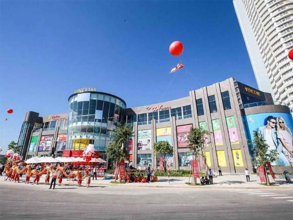 Không gian mua sắm sang trọng và hiện đại tại cửa hàng Lemino Crescent Mall Quận 7 với các sản phẩm trưng bày nổi bật.