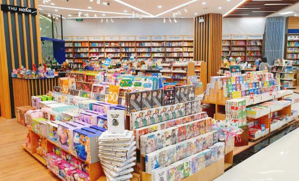 Không gian bên trong Lotte Mart Quận 11 với các gian hàng được sắp xếp khoa học, lối đi rộng rãi, nhiều khách hàng đang mua sắm