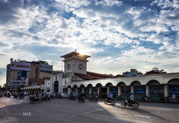 Hình ảnh khu ẩm thực (Food Court) tại Lotte Mart Quận 11 với nhiều quầy hàng đa dạng, không gian sạch sẽ và hiện đại, thu hút đông đảo thực khách.