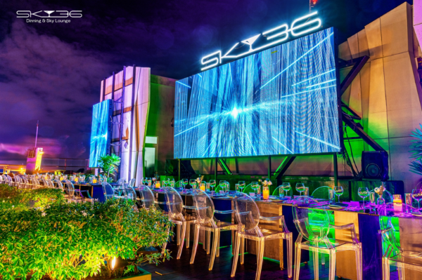 Khu ẩm thực Food Court tại Lotte Mart Quận 11 đông đúc, nhiều gian hàng và bàn ghế, khách hàng đang thưởng thức món ăn