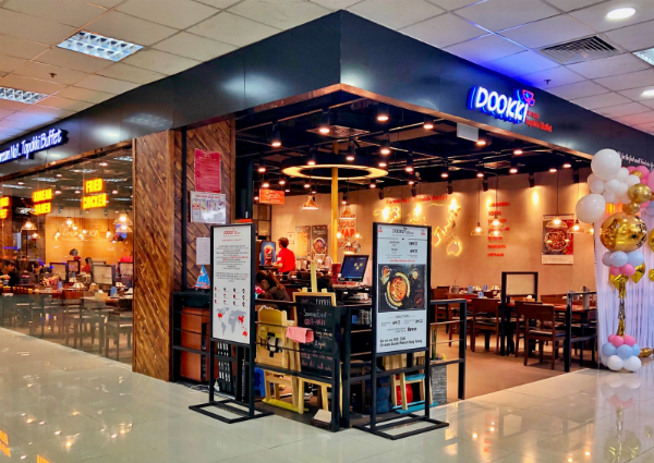 Tổng quan khu ẩm thực Lotte Mart Quận 7 với nhiều quầy hàng và thực khách đang dùng bữa, thể hiện sự đa dạng trong lựa chọn ăn uống