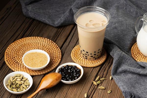 Một ly trà sữa trân châu đầy hấp dẫn với đá và topping tại một quán trong Lotte Mart Quận 7.