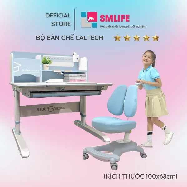 Hình ảnh khách hàng đang xem xét kỹ sản phẩm trên kệ hàng tại Lotte Mart Quận 11, tay cầm cẩm nang khuyến mãi