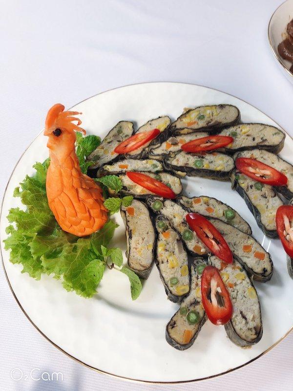 Một bàn tiệc thịt nướng Hàn Quốc thịnh soạn tại một nhà hàng trong Lotte Mart Quận 7 với khói nghi ngút và các món panchan đầy màu sắc.