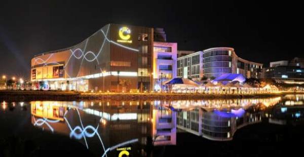 Cửa hàng My Kingdom Crescent Mall lung linh nổi bật tại trung tâm thương mại với biển hiệu rực rỡ