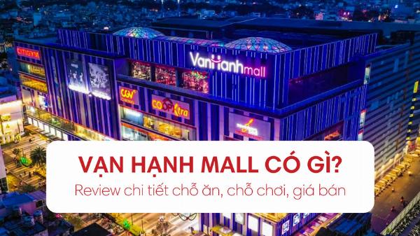 Nhân viên Lemino Crescent Mall đang tươi cười tư vấn cho khách hàng về sản phẩm túi xách.