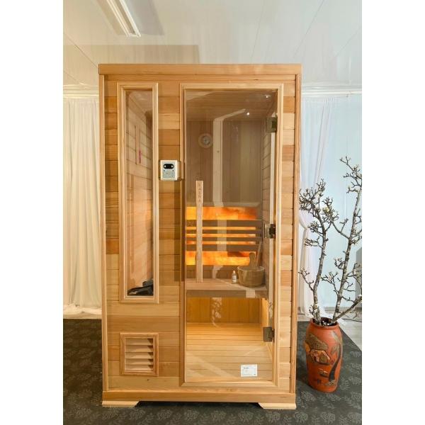 Hình ảnh một phòng xông hơi khô bằng gỗ có trang trí đá muối Himalaya