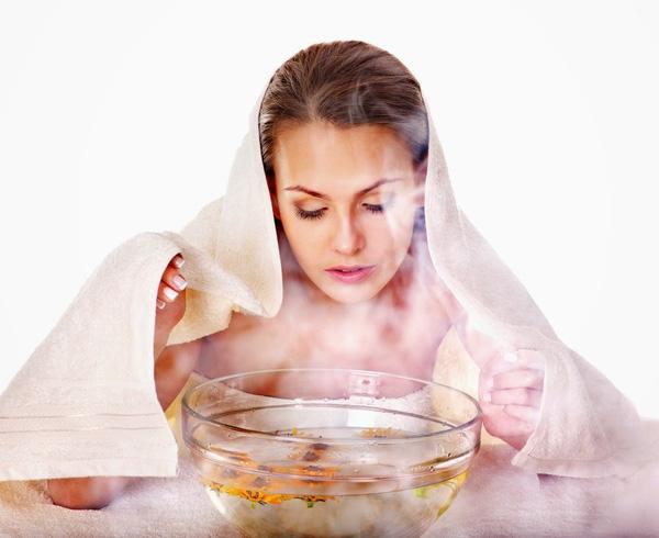 Hình ảnh một phòng xông hơi ướt với không khí ẩm và có thể thấy hơi nước nhẹ, gợi ý sử dụng thảo dược