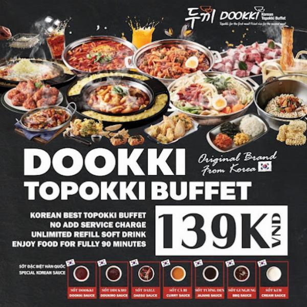 Quầy line buffet với đa dạng các loại bánh gạo, chả cá, rau củ và topping tại Dookki Lotte Mart Quận 11