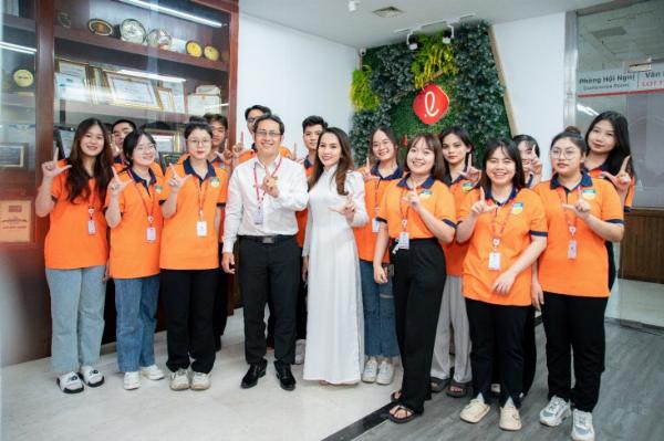 Văn hóa doanh nghiệp tại Lotte Mart với hình ảnh nhân viên làm việc nhóm và phục vụ khách hàng tận tâm